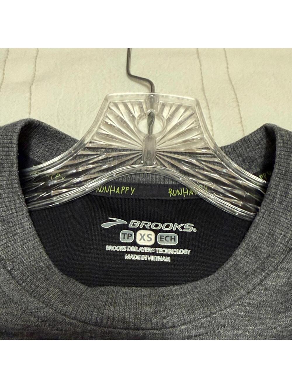 Brooks Run Happy Men's Charcoal Crewneck Running Top XS Long Sleeve Athletic - Picture 3 of 7